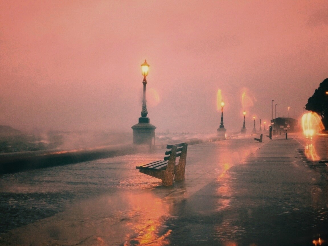 Набережная в ливень обои