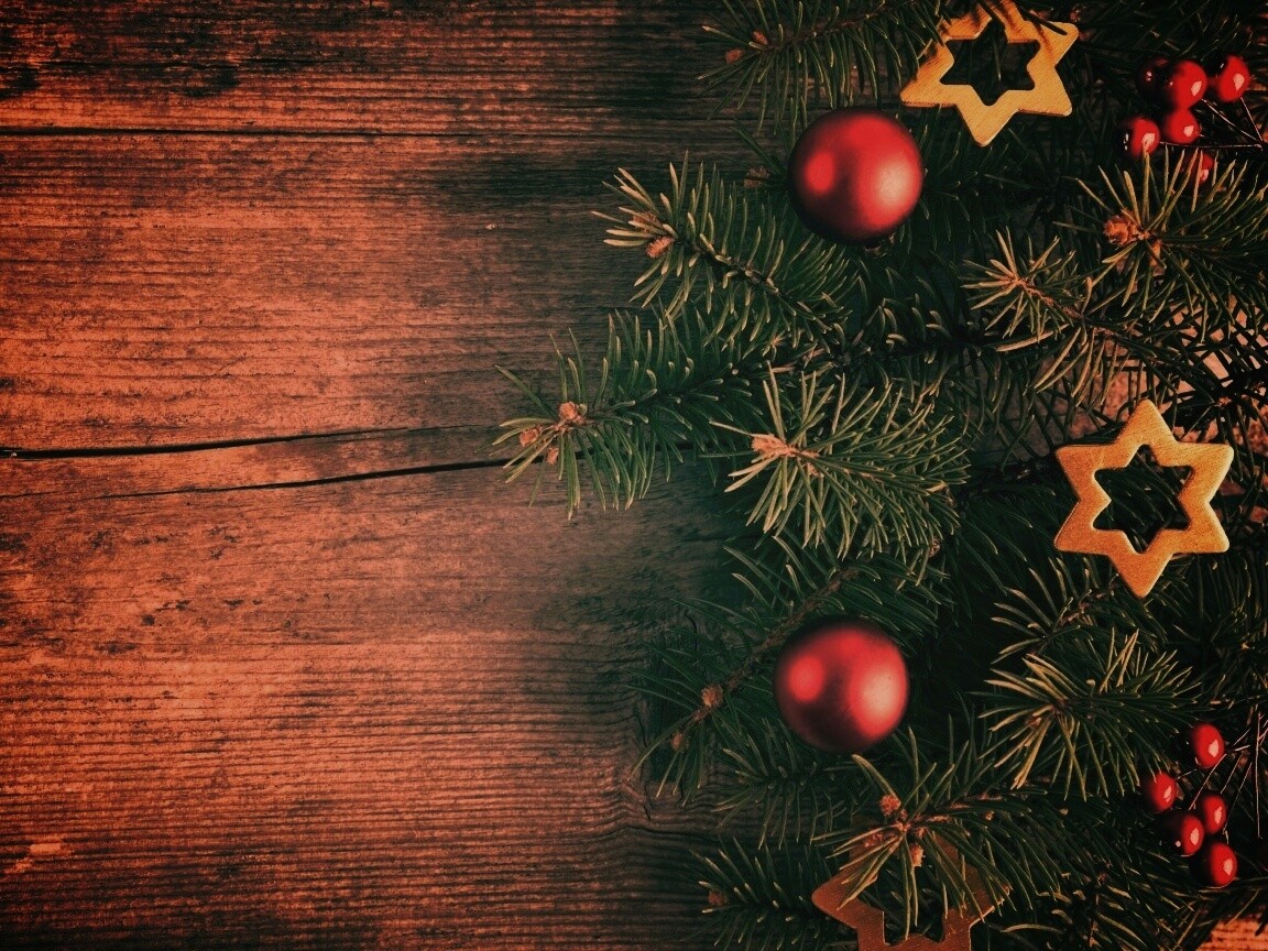 Новогодние игрушки на еловой ветке обои