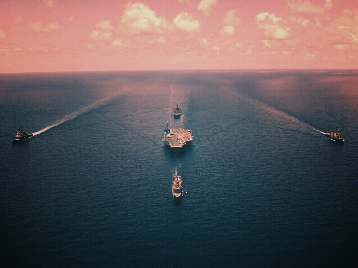 Авианосец с эскортом обои