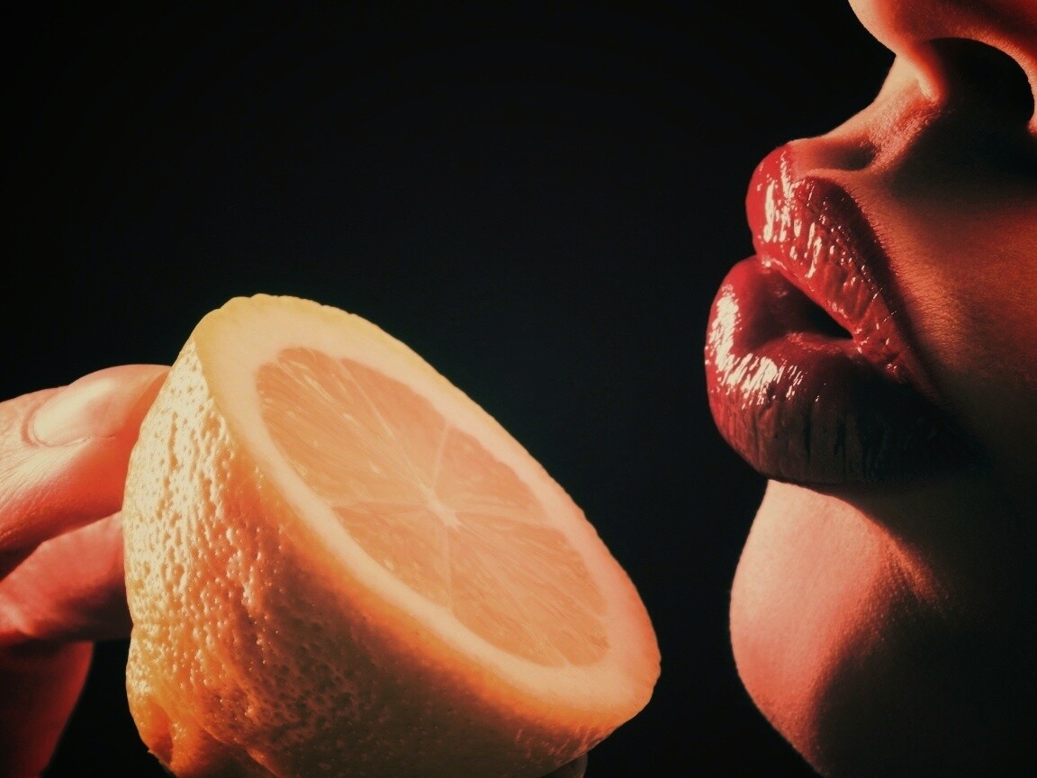 Лимон и губы обои
