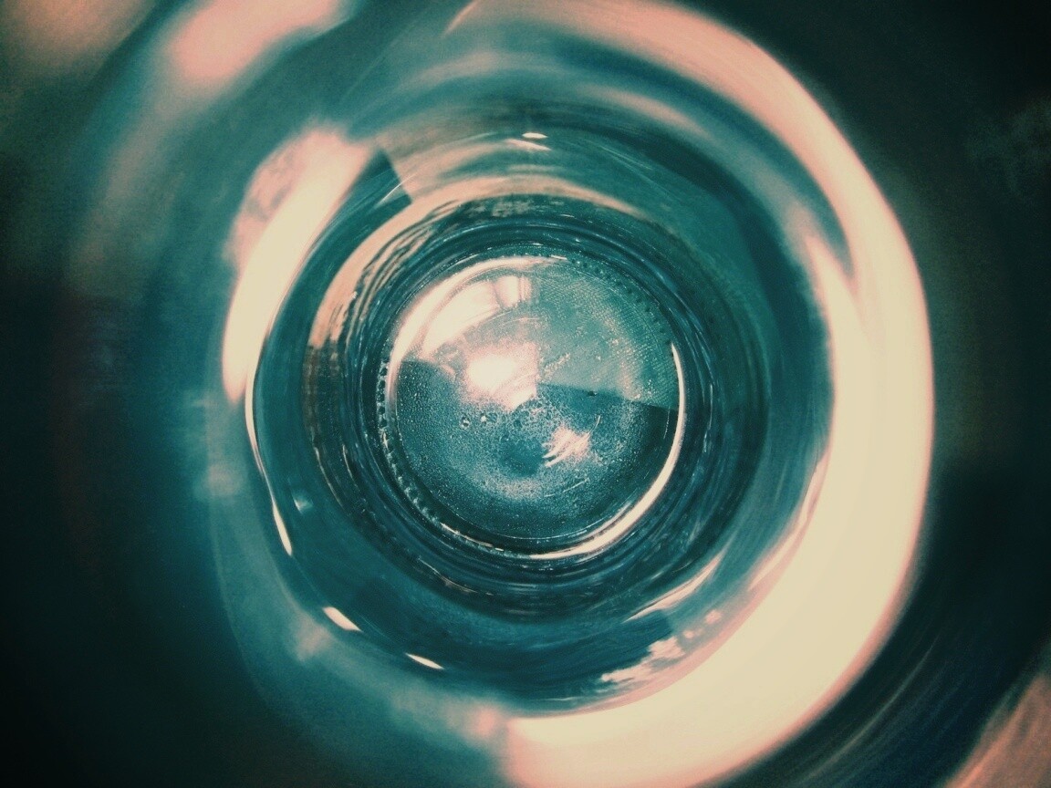 Дно стеклянной бутылки обои