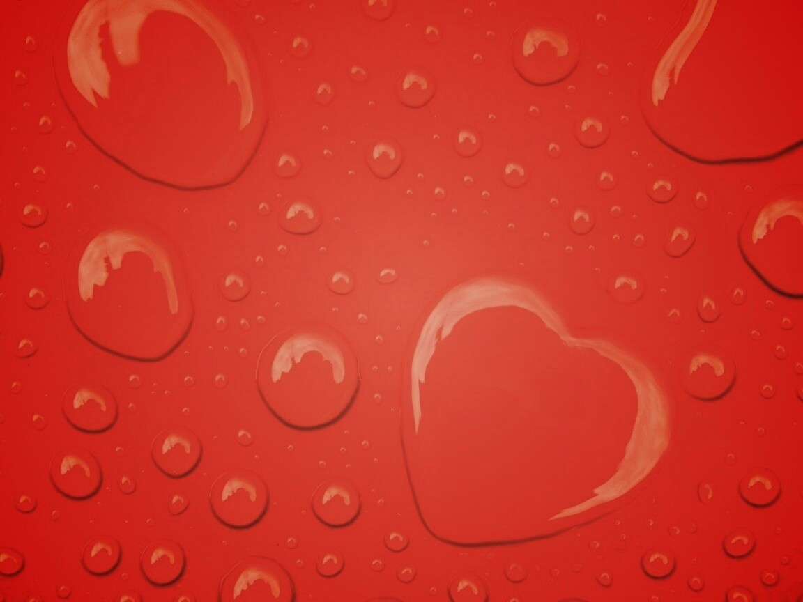 Капли на красном фоне обои