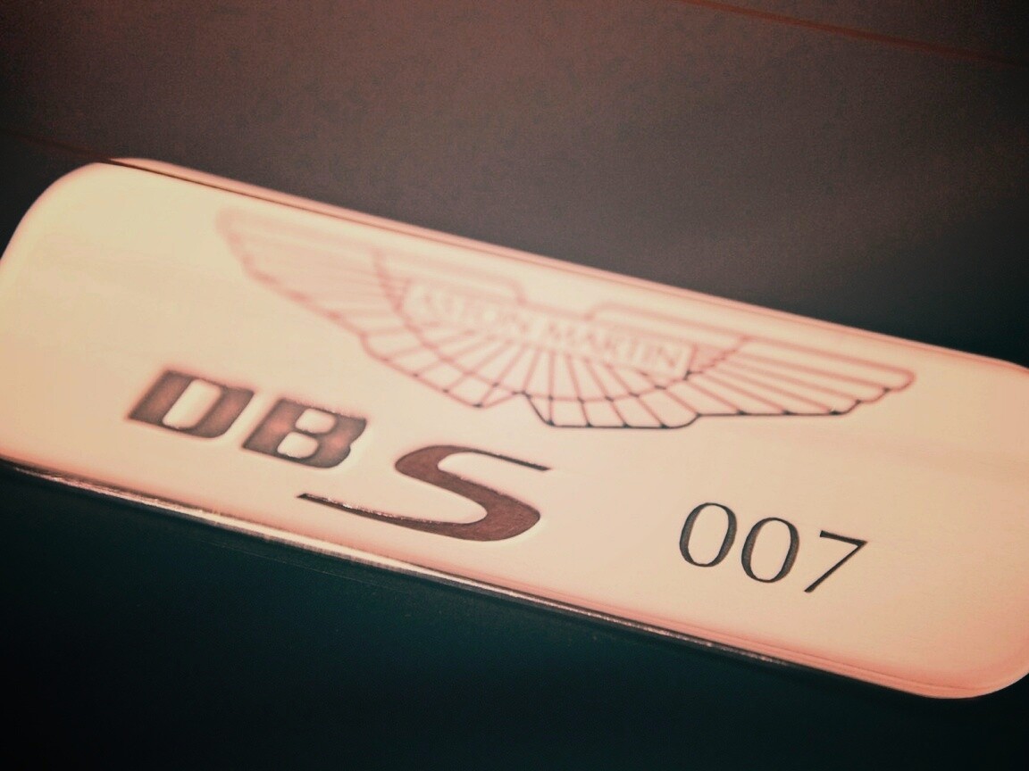 Астон Мартин Джеймса Бонда, табличка обои