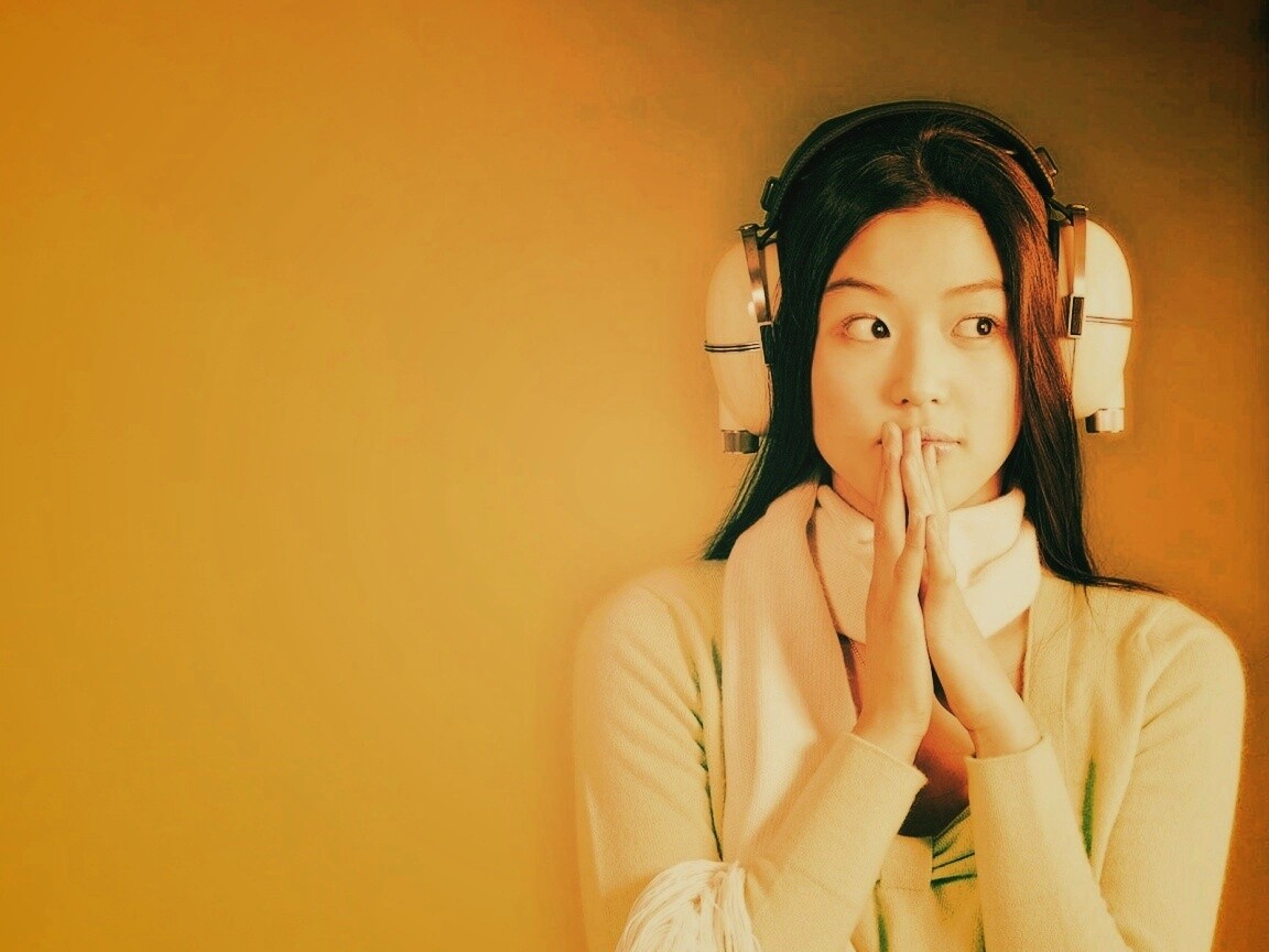 Японка в наушниках обои