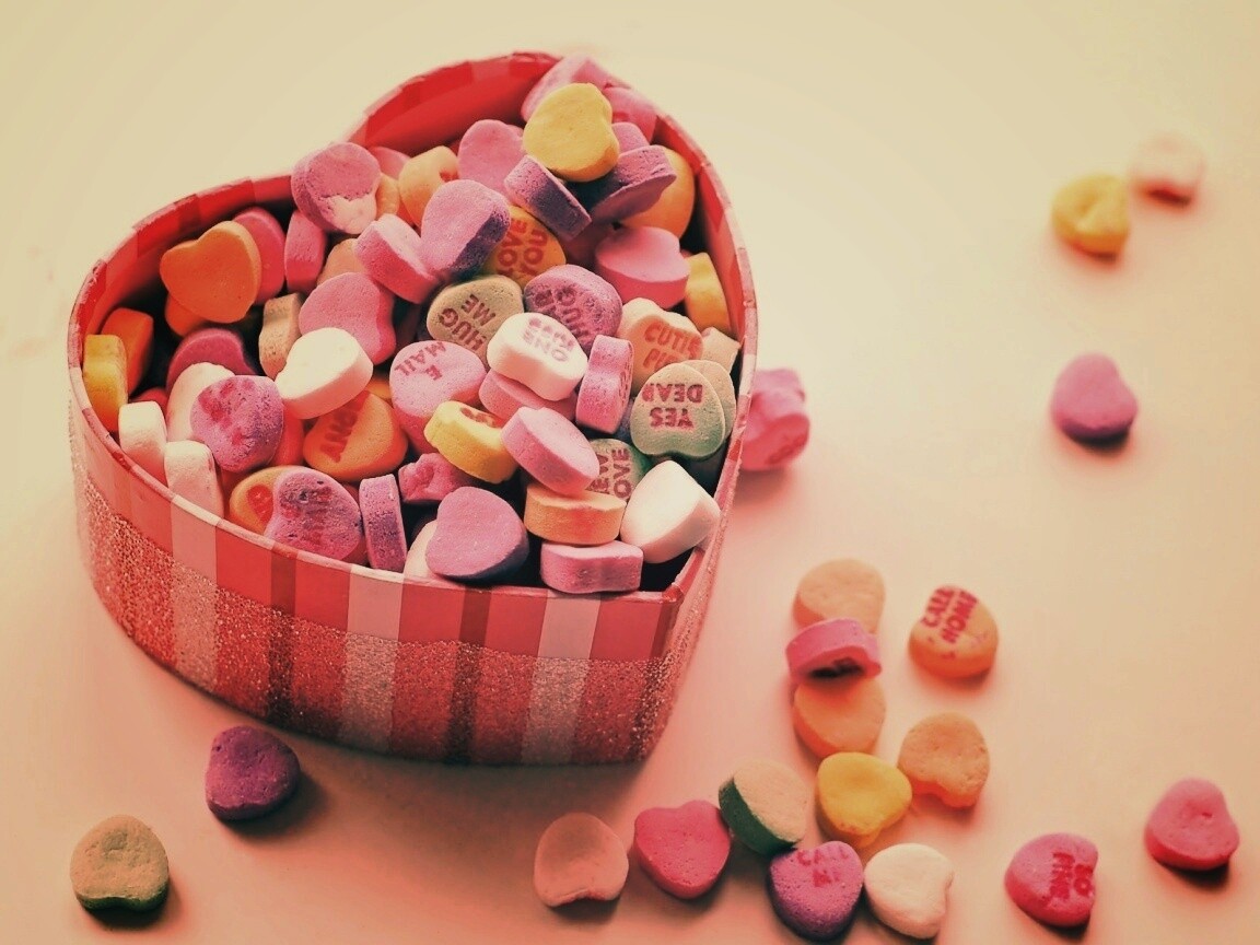 Конфеты в форме сердца обои