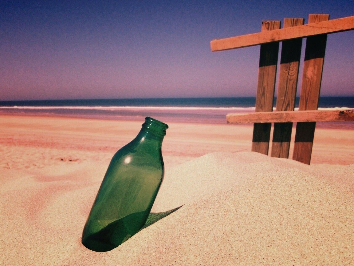 Бутылка на пляже обои