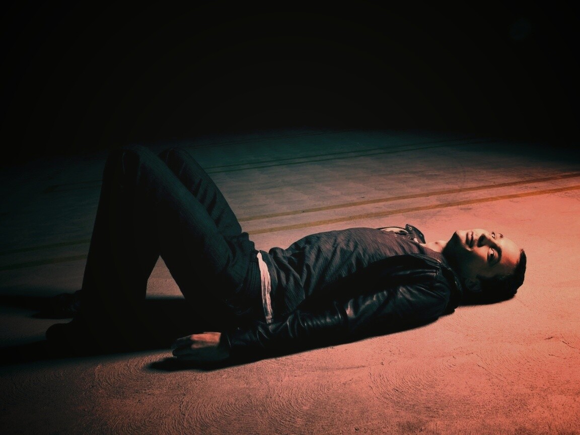 Джим Парсонс на полу обои