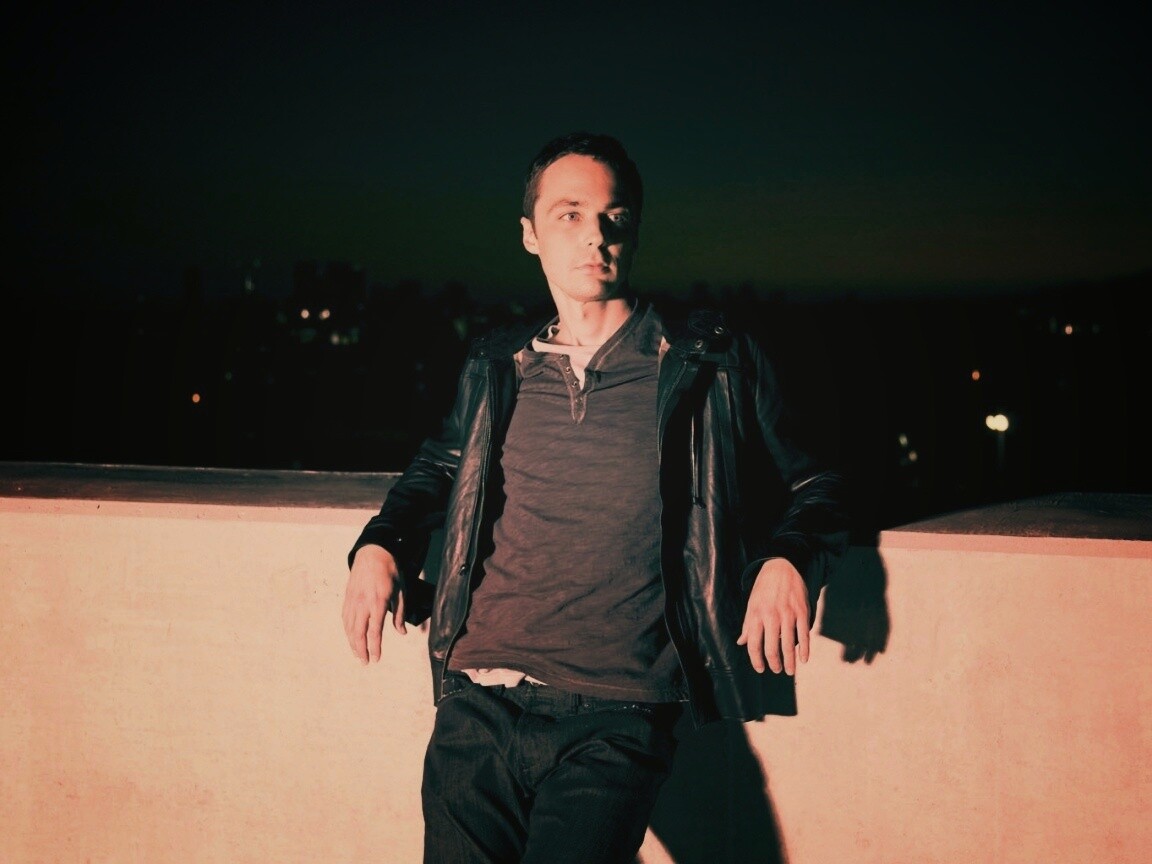 Джим Парсонс на балконе обои