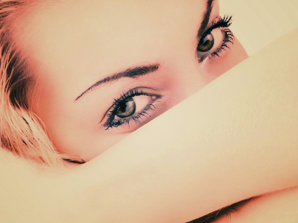 Девушка прикрыла лицо рукой обои