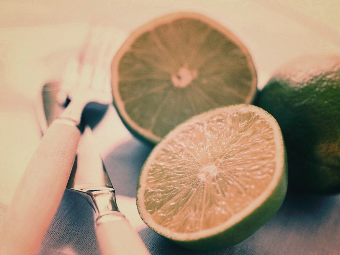 Нож, вилка и лайм обои