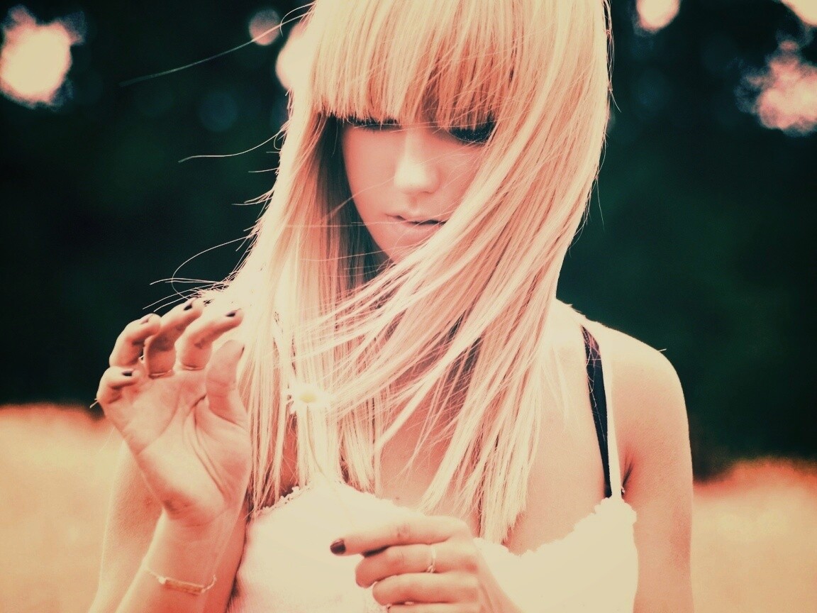 Красивая блондинка с ромашкой обои