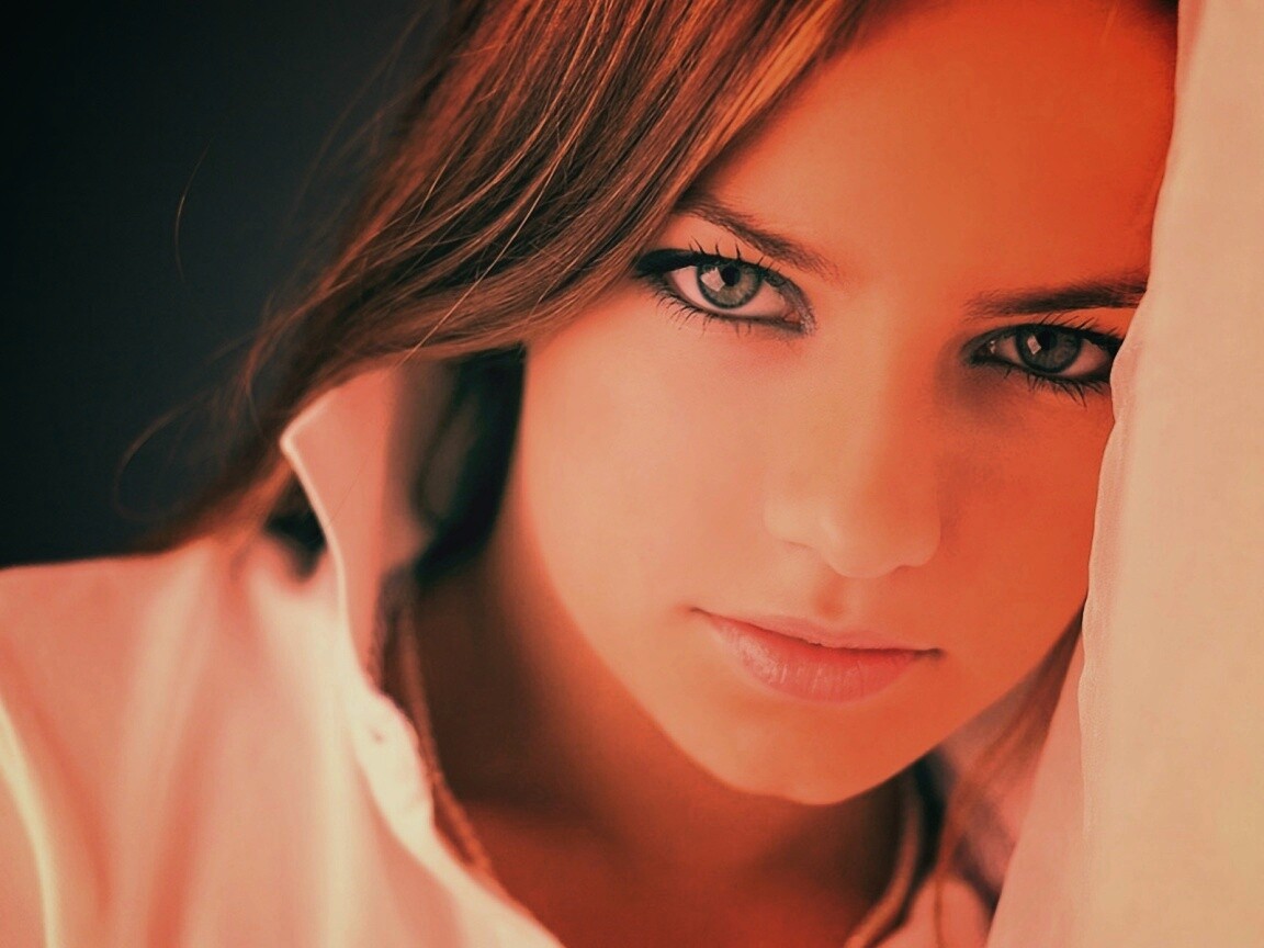 Красивая молодая девушка обои