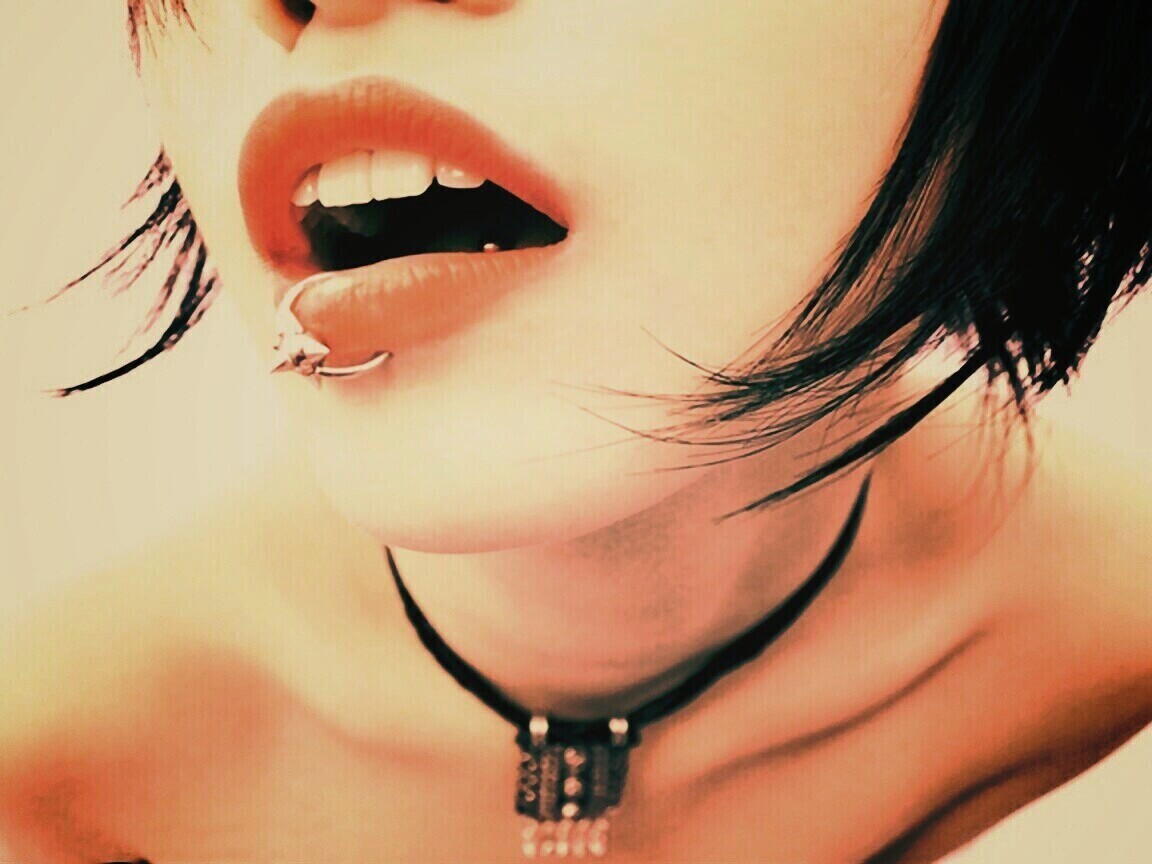 Девушка с кольцом обои