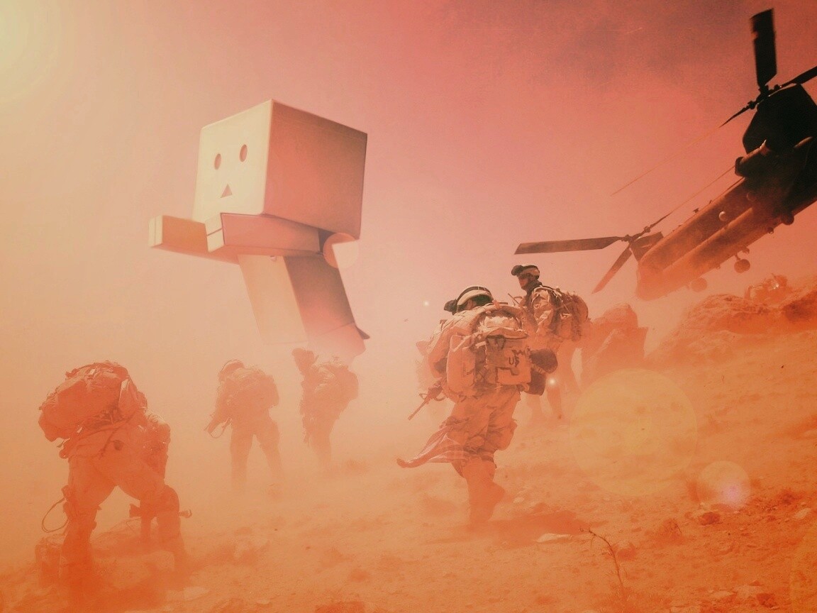 Картонный человек среди солдат обои