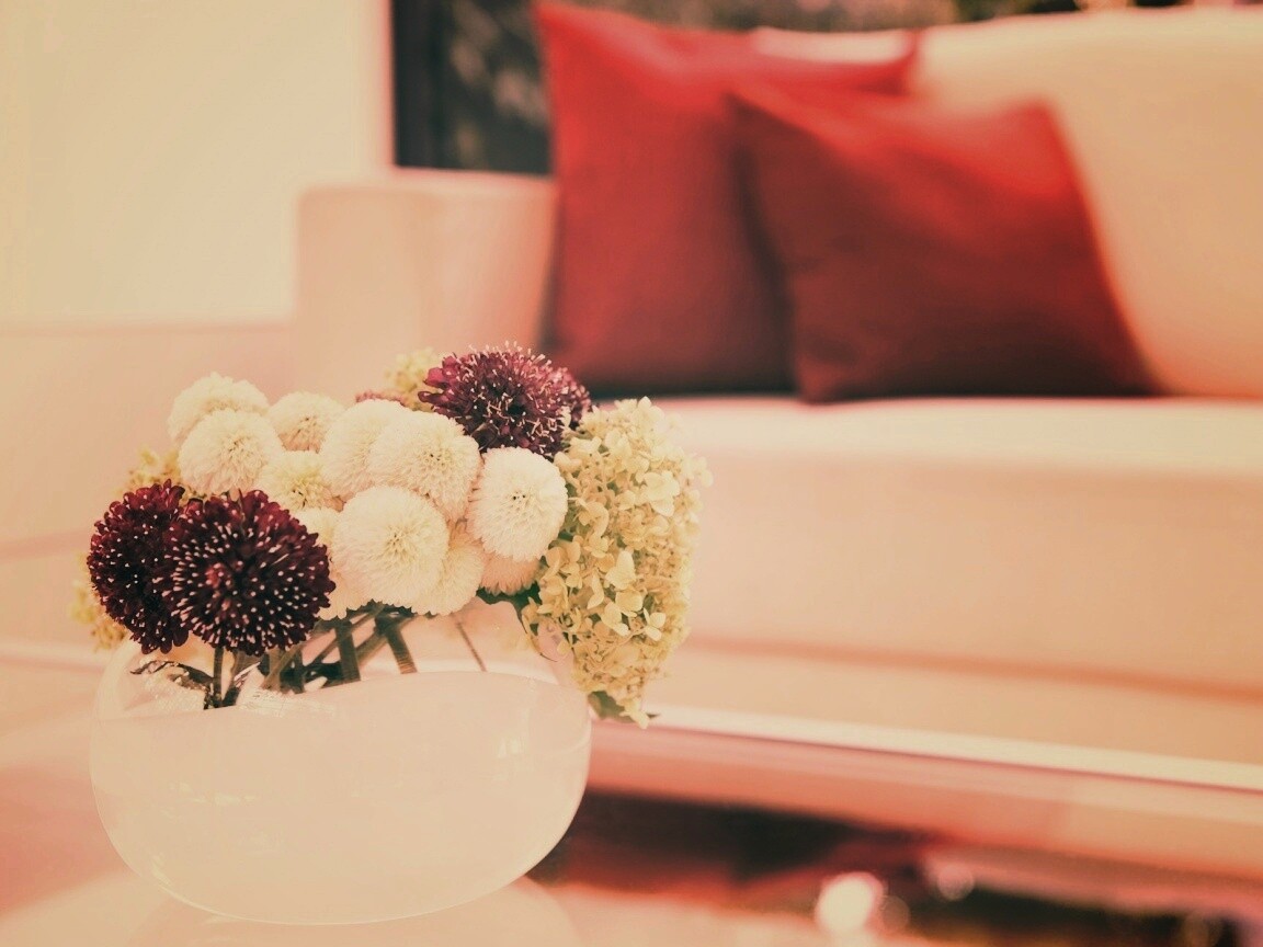 Цветы в белой вазе обои