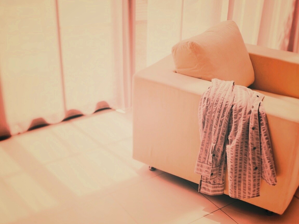 Рубашка на кресле обои