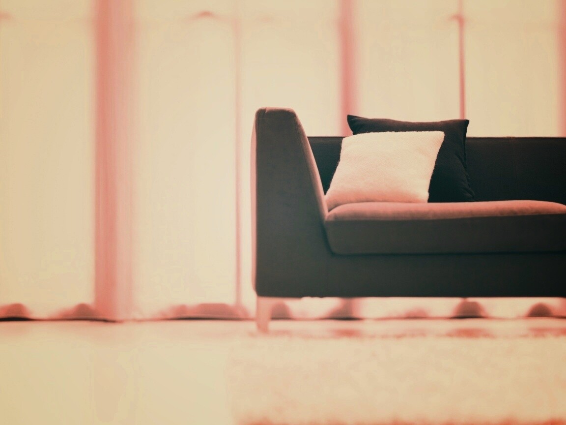 Диван с черной и белой подушками обои