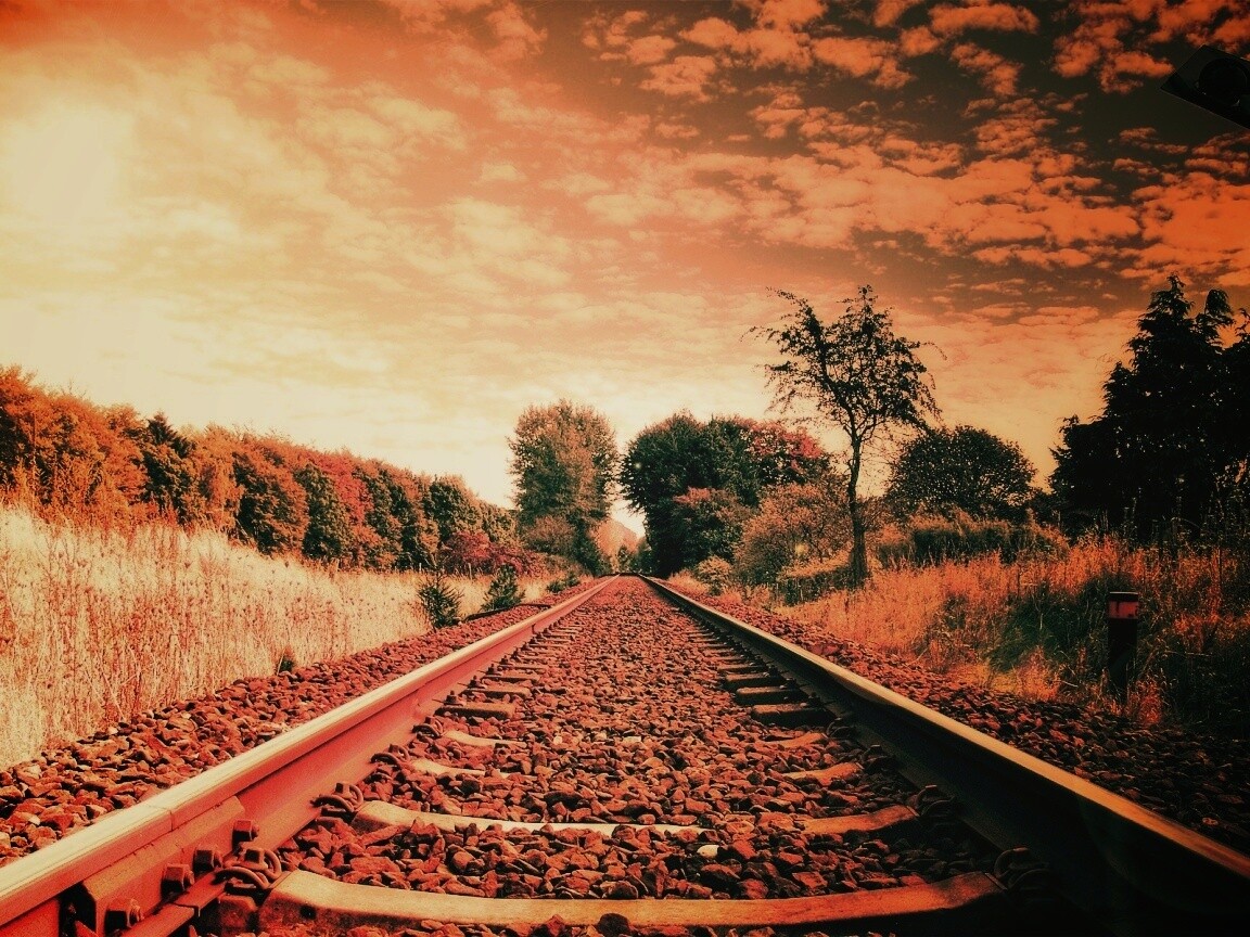 Уходящие в даль рельсы обои