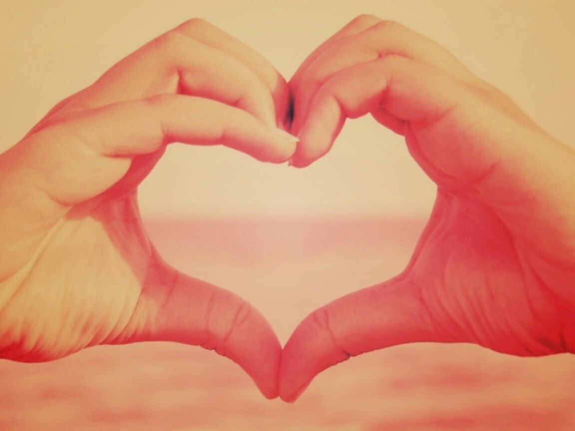 Руки сложенные сердечком обои