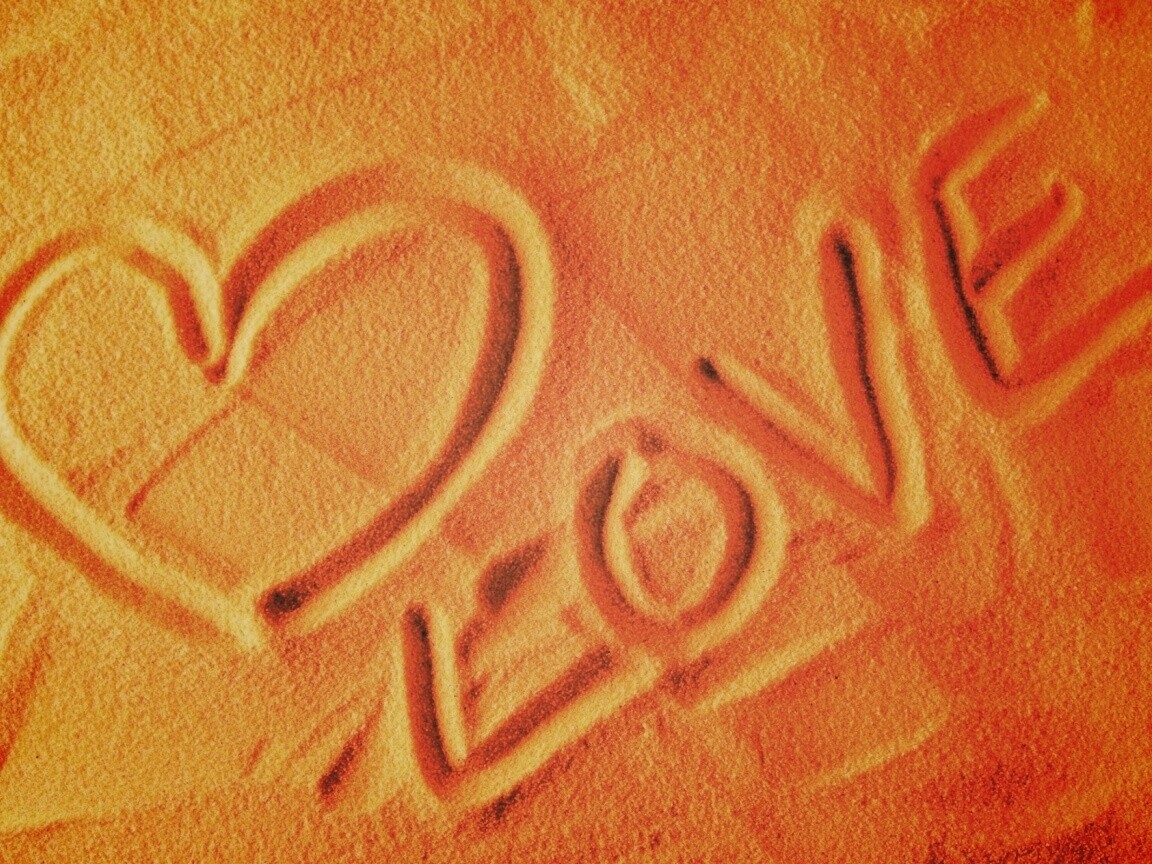 Любовь на песке обои