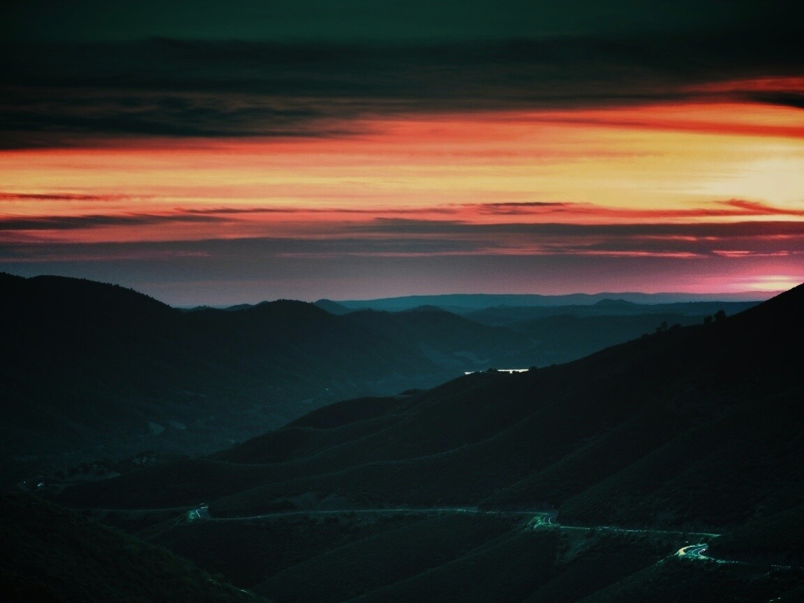 Закат на склонах гор обои
