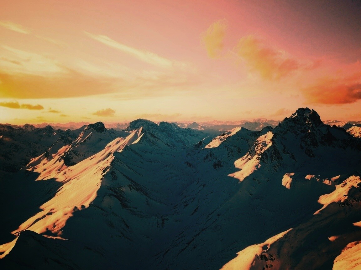 Залитые солнцем горы обои