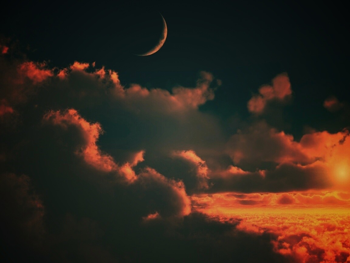 Закат и месяц над облаками обои