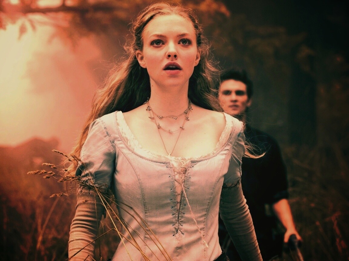 Аманда Сейфрид в Красной Шапочке обои