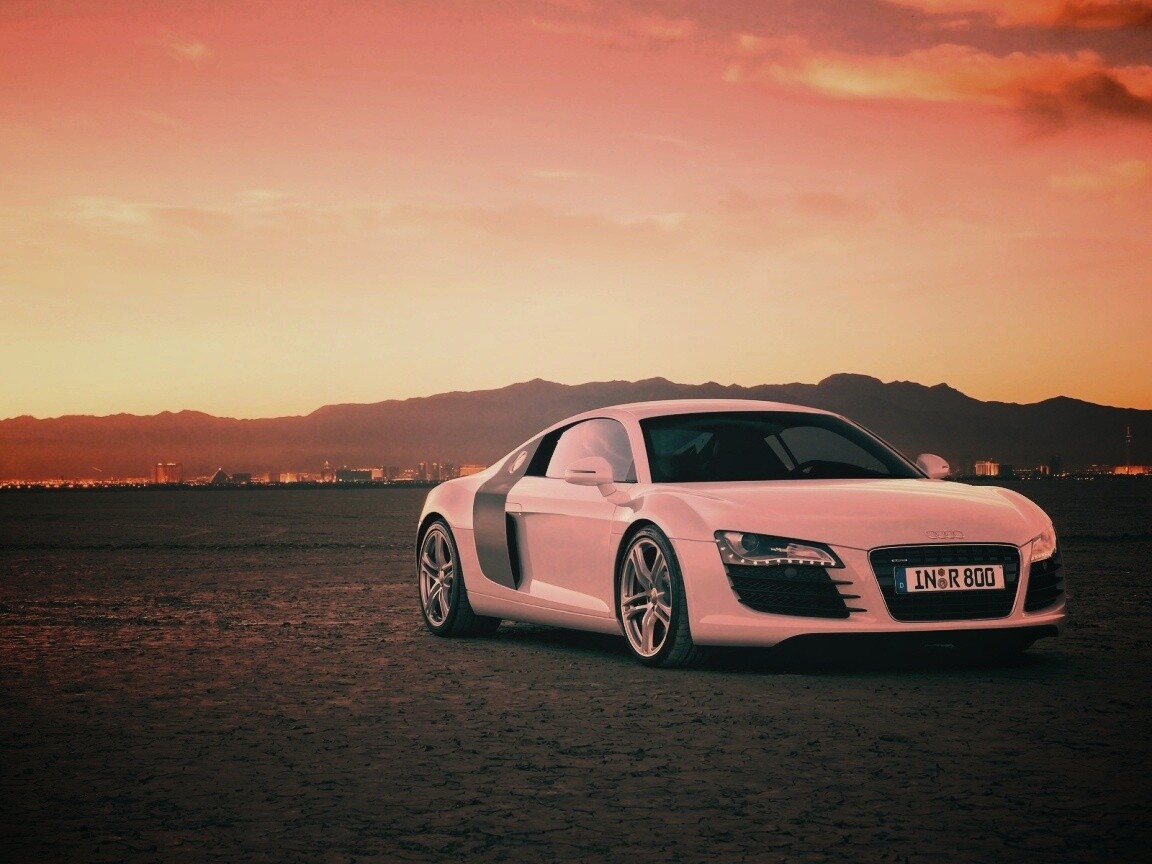 Белоснежная Ауди Р8 в пустыне обои