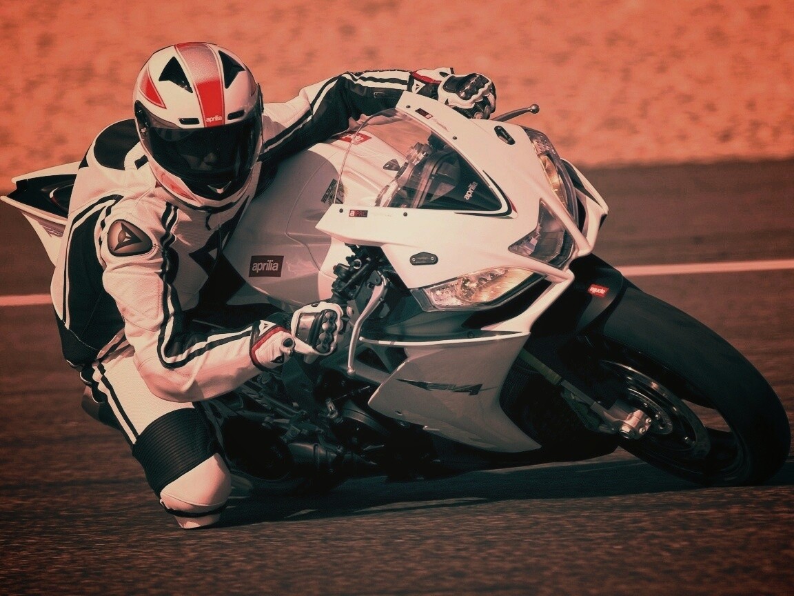 Байкер в белой экиперовкена Априлия РСВ4 обои