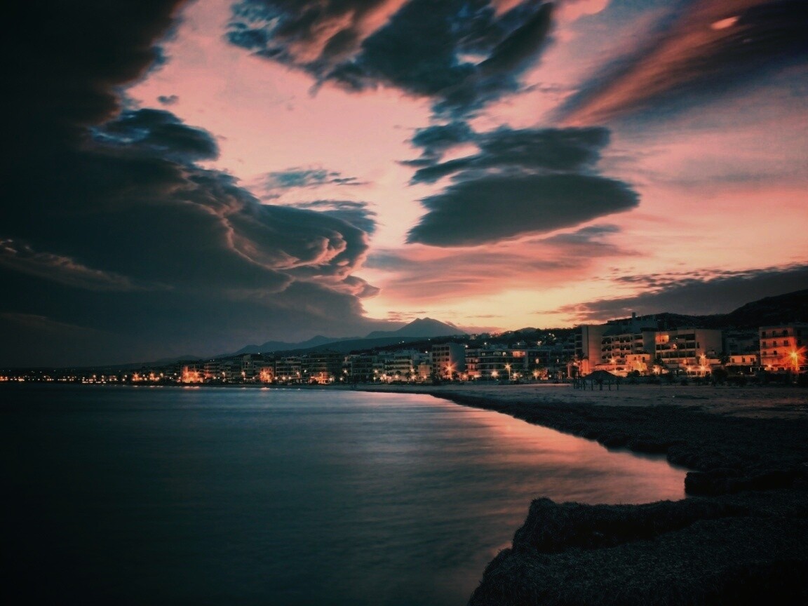 Красивый закат над городом у моря обои