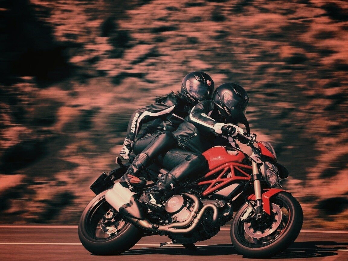 Байкер с девушкой на мотоцикле обои