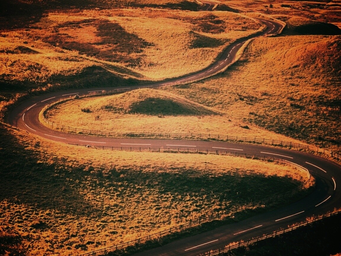 Дорога петляет меж холмов обои