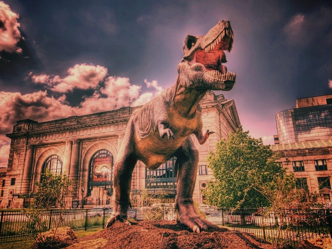 Скульптура динозавра рядом с музеем рептилий обои