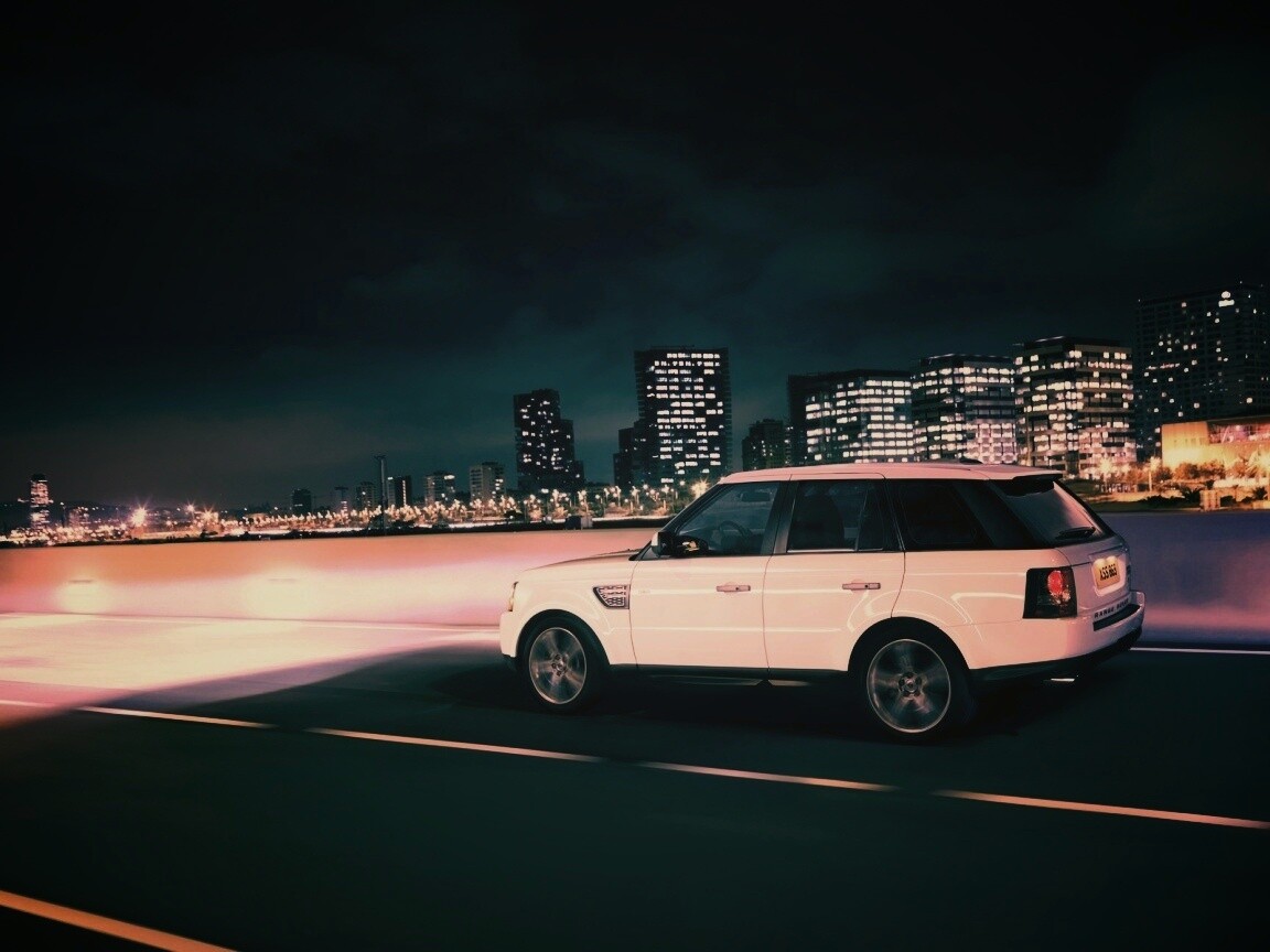 Рендж ровер на трассе обои