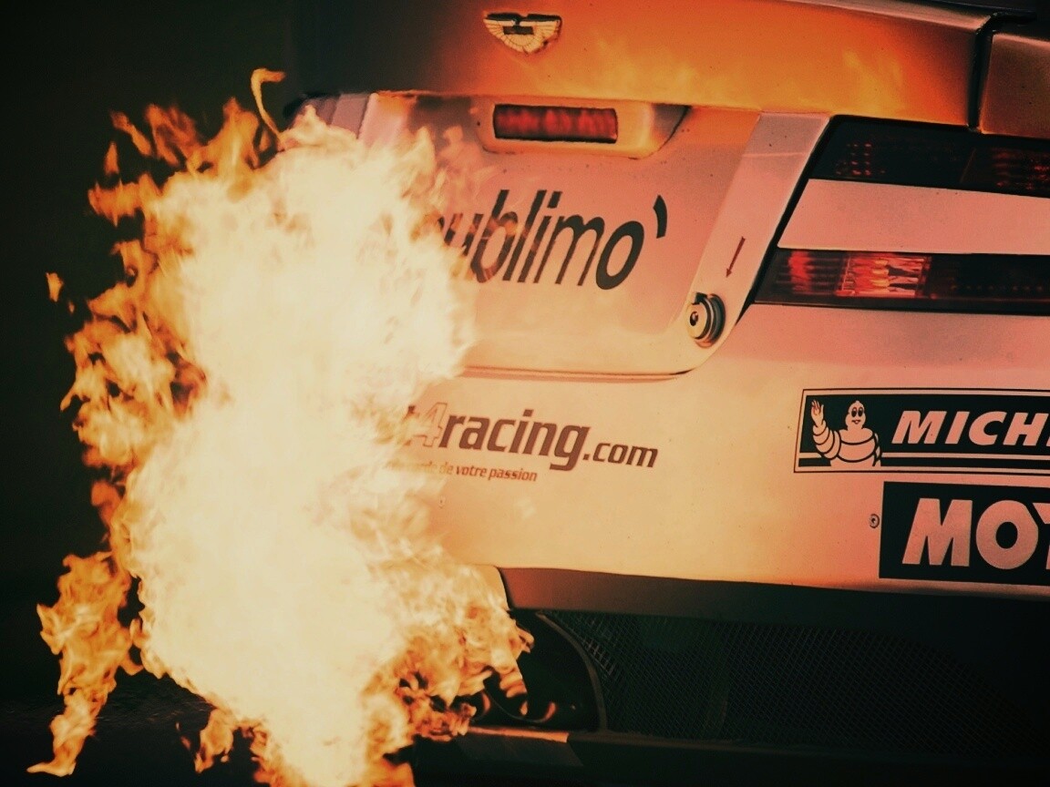 Огонь из выхлопной трубы гоночного Aston Martin обои