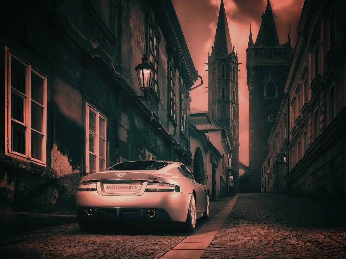 Aston Martin в старинном городе обои