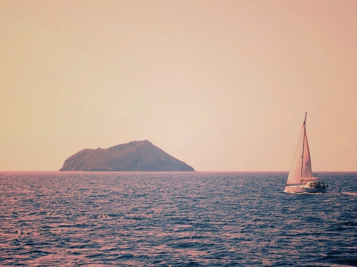 Яхта в море обои