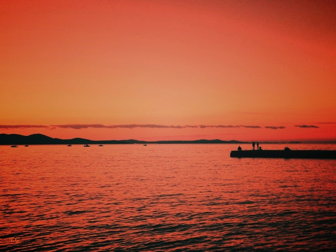 Одинокая пристань на озере обои