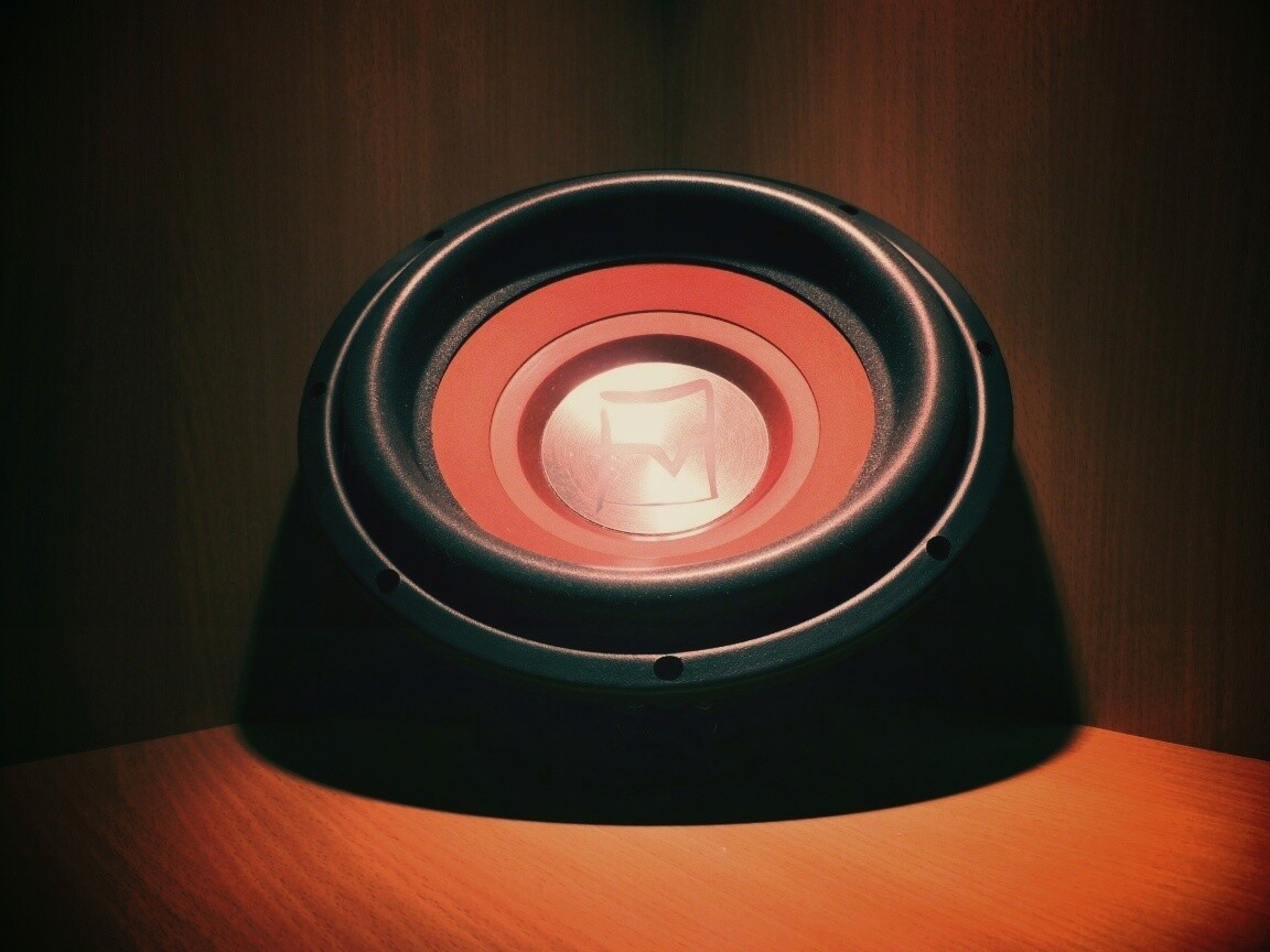 Сабвуфер в углу обои