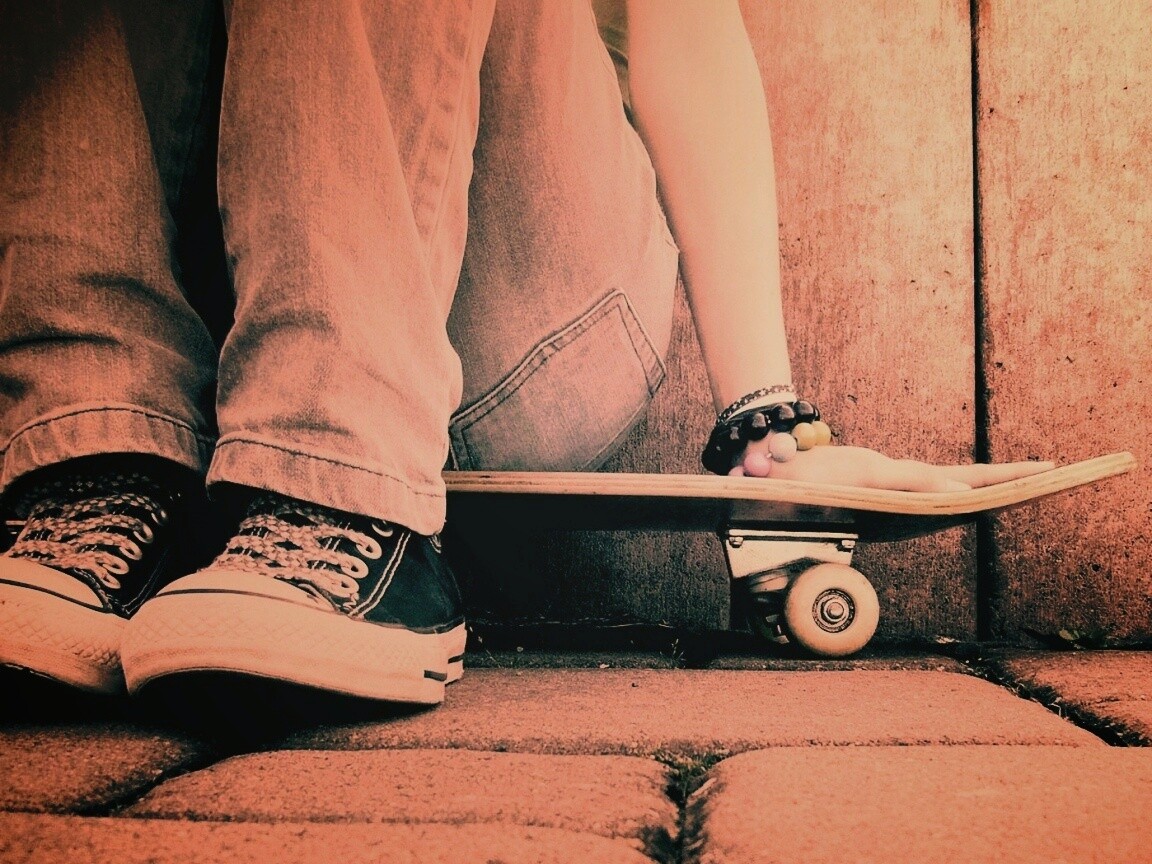 Девушка сидящая на скейте обои