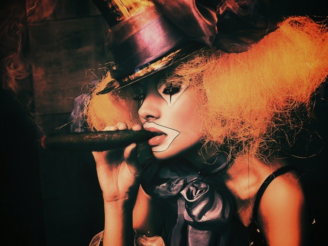 Девушка клоун курит сигару обои