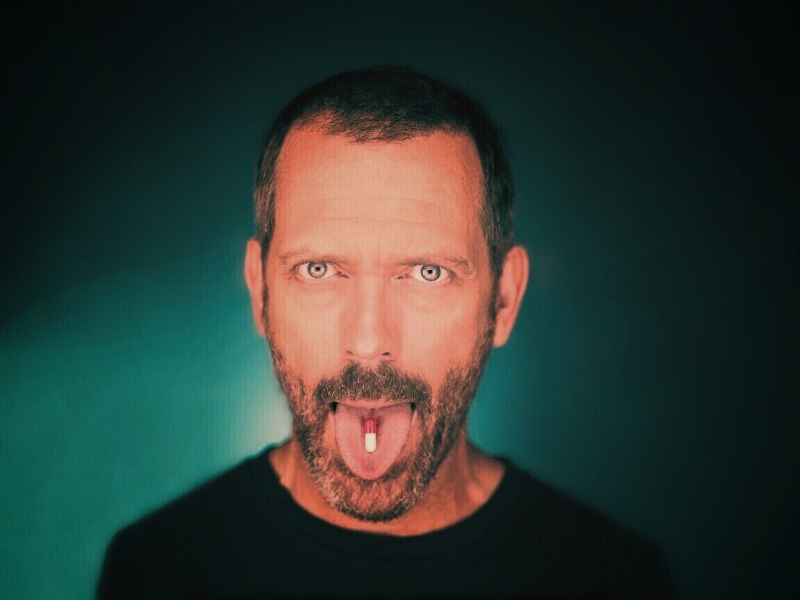 Доктор Хаус с таблеткой на языке обои