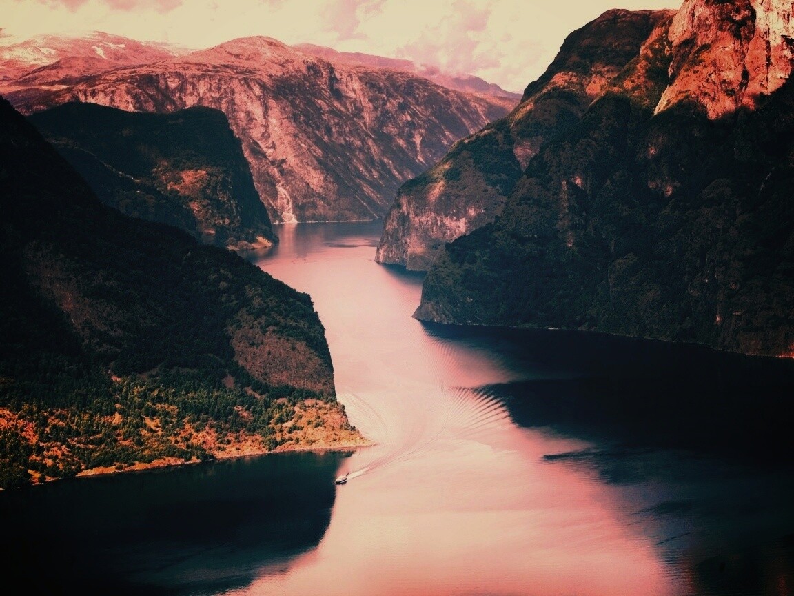 Лодка на реке среди высоких гор обои