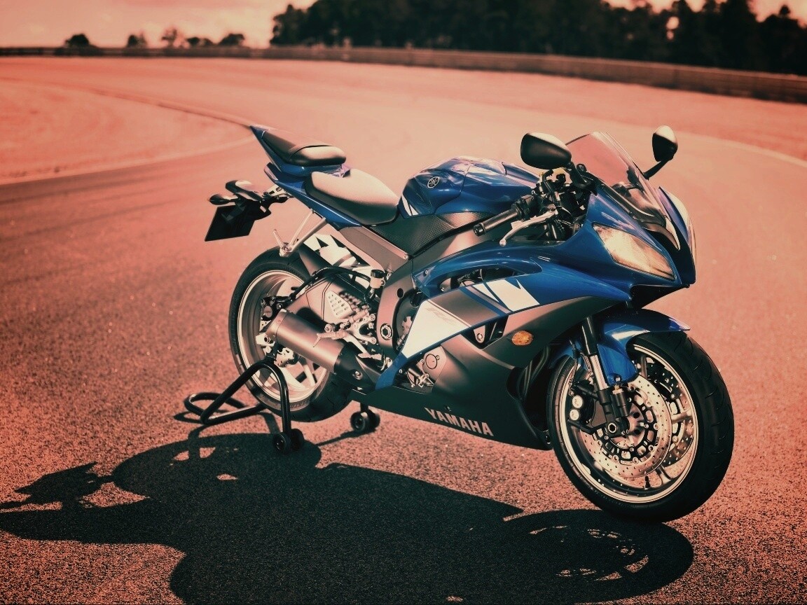 Мотоцикл Ямаха с блокиратором заднего колеса обои