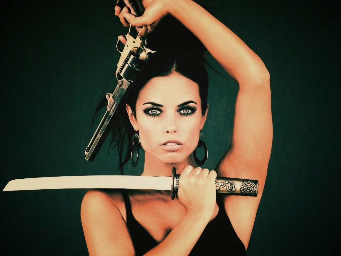 Девушка с мечом и пистолетом обои