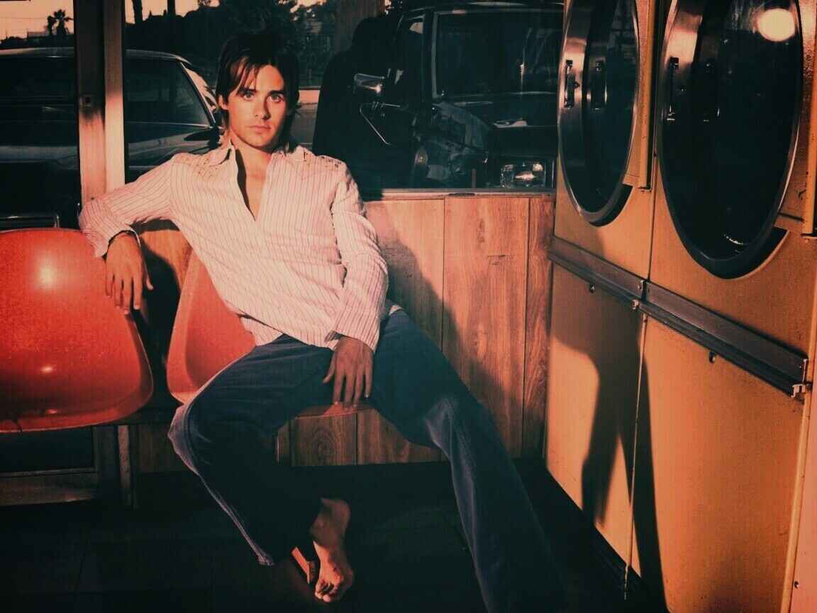 Джаред  Лето на стуле обои