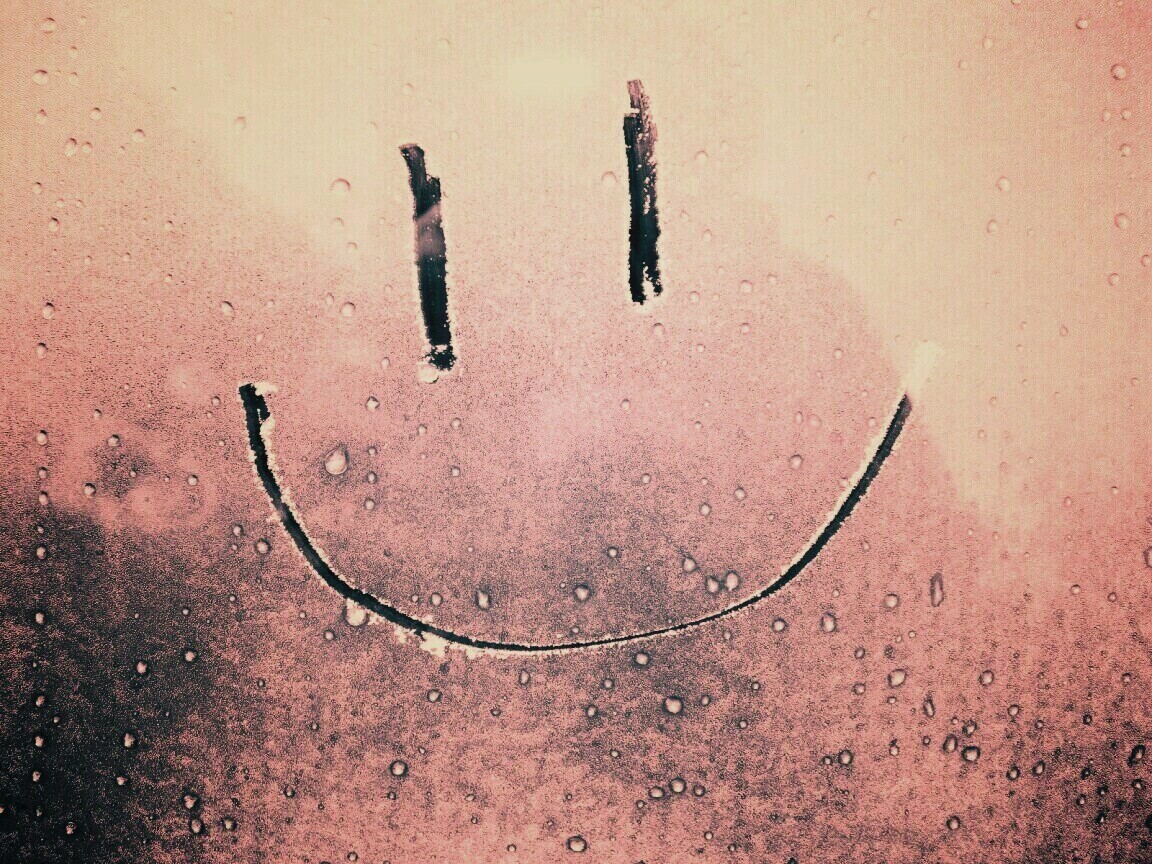 Улыбка на стекле обои