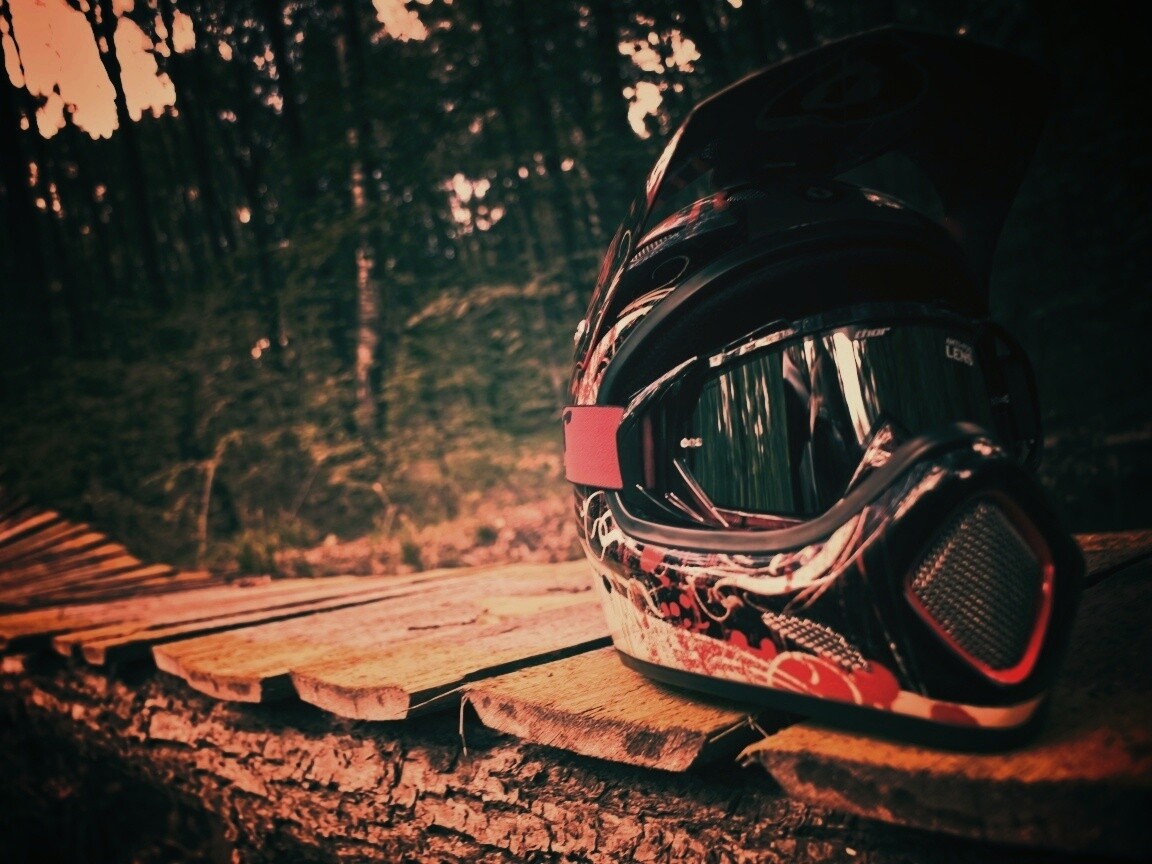 Шлем на лесной велотрассе обои