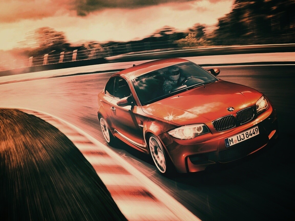 Гонщик за рулем BMW M1 обои